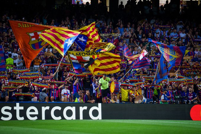 La afición del Barcelona ahora puede disfrutar del talento de jugadores como Lewandowski gracias al aumento de límite salarial en el equipo. (Foto Prensa Libre: FC Barcelona/Twitter)