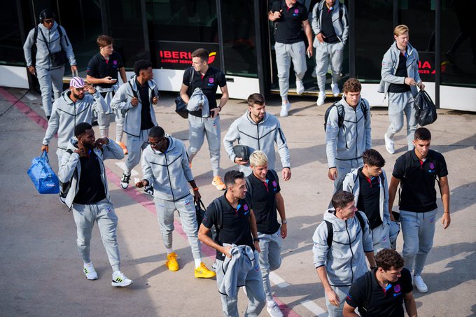 El equipo dirigido por Xavi Hernández viajó este lunes hacia a Alemania con la mira puesta en los tres puntos. (Foto Prensa Libre: FC Barcelona/Twitter)