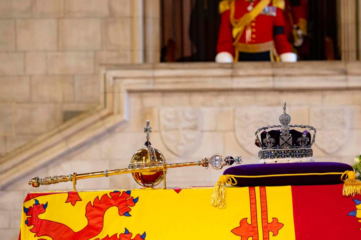 Presidente armenio levanta polémica por tomarse una foto frente al ataúd de Isabel II