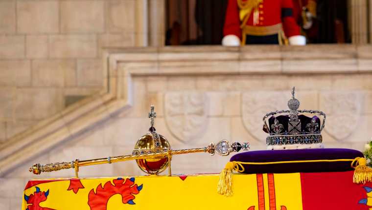 El presidente de Armenia decidió tomarse una foto frente al ataúd de la reina Isabel II. (Foto Prensa Libre: EFE) 
