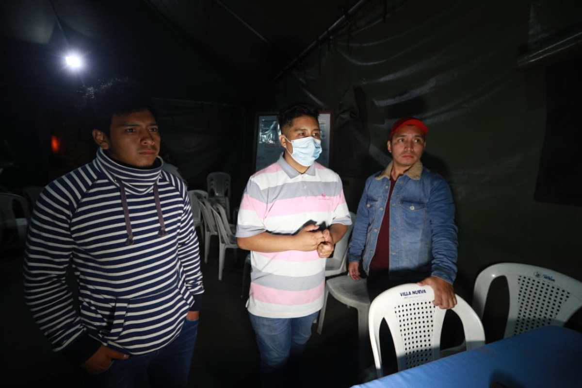 Socavón en Villa Nueva: Familiares de madre e hija desaparecidas piden que sigan buscándolas, mientras las autoridades ya usan maquinaria pesada