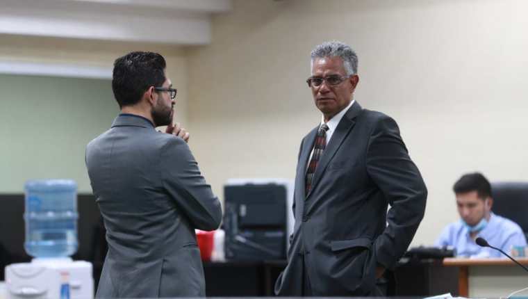 Carlos Muñoz, exjefe de la SAT, de frente, en la audiencia del caso la Línea en la cual declaró. (Foto Prensa Libre: María José Bonilla)