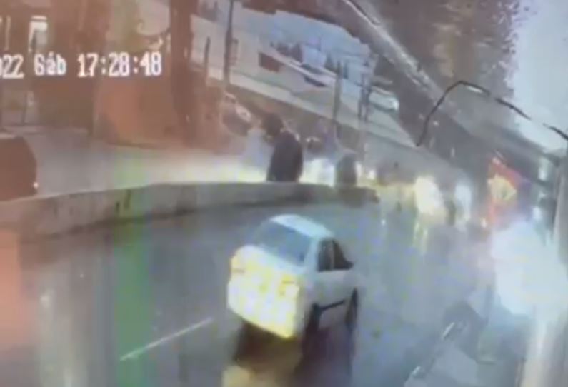 Video: Así cayó el primer vehículo en el socavón en Villa Nueva