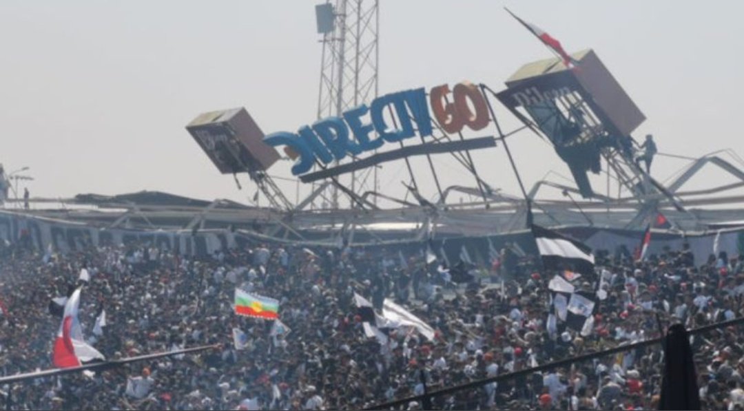 Una de las estructuras publicitarias, de considerable tamaño, también se desplomó junto con parte de la tribuna. (Foto Prensa Libre: Redes Sociales)