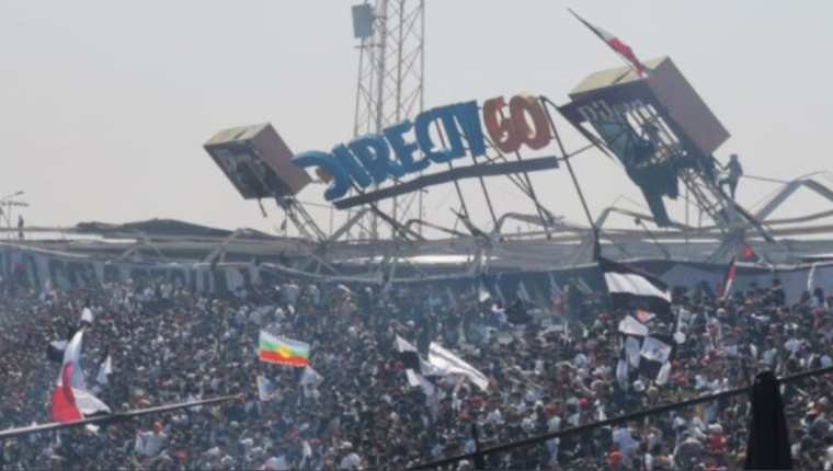 Una de las estructuras publicitarias, de considerable tamaño, también se desplomó junto con parte de la tribuna. (Foto Prensa Libre: Redes Sociales)