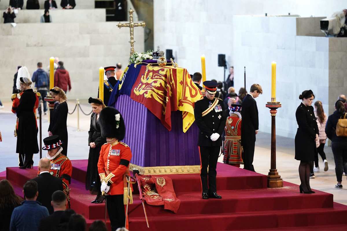 Video: Los príncipes Guillermo y Enrique velan juntos el féretro de Isabel II