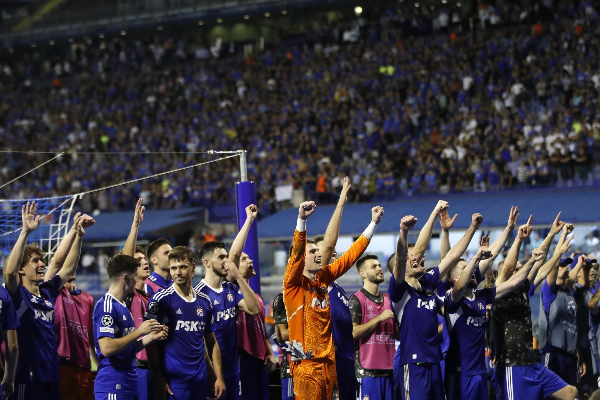Los jugadores del Dinamo Zagreb festejaron al final del juego. (Foto Prensa Libre: Twitter @gnkdinamo)
