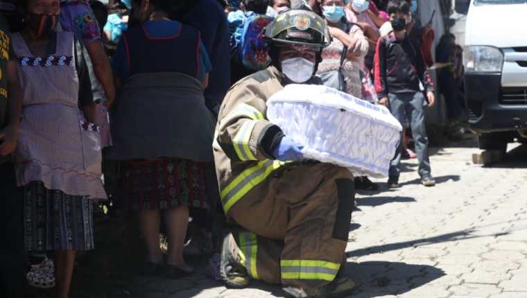Trasladan el cadáver de un menor de edad a la morgue del Inacif. Doce personas murieron en un incendio en Magdalena Milpas Altas, Sacatepéquez. (Foto Presa Libre:  Érick Ávila)