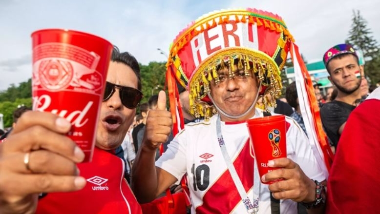 Los famosos "fan fest" son los lugares donde muchos aficionados se reúnen para observar el partido de su Selección mientras bailan, cantan...y beben alcohol. (Foto Prensa Libre: FIFA.COM)