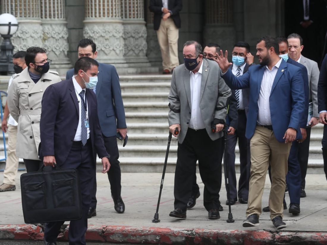 El presidente Alejandro Giammattei, al centro, junto a otros funcionarios afuera del Palacio Nacional de la Cultura de Guatemala. (Foto Prensa Libre: Érick Ávila)