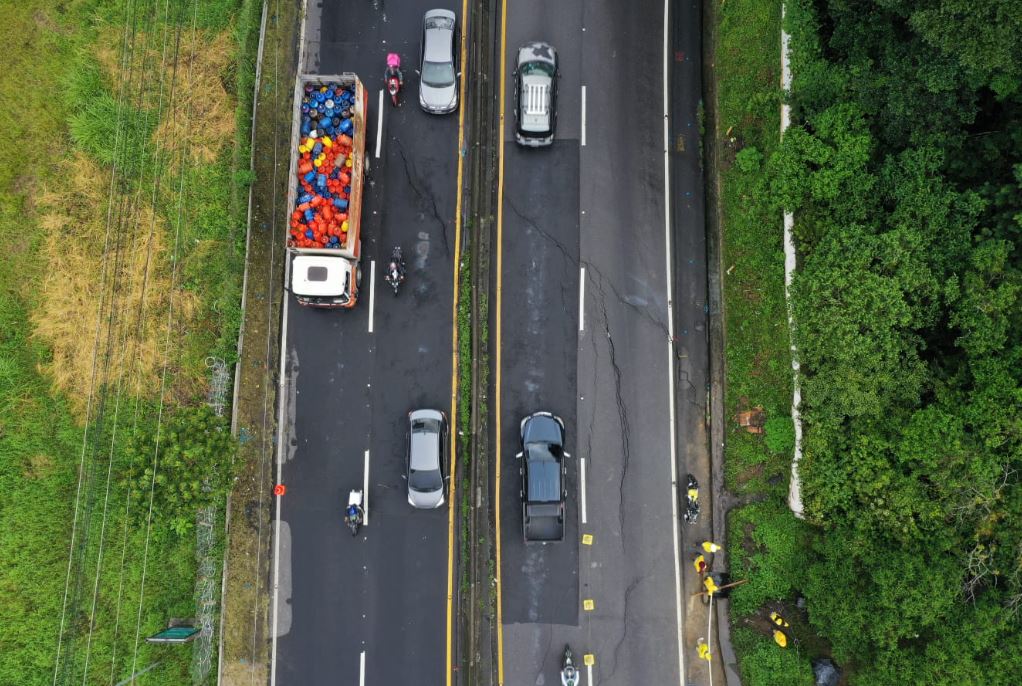 Grietas atraviesan los cuatro carriles en el km 11.5 de la ruta a El Salvador, en donde las autoridades intalarán puentes Warren. (Foto Prensa Libre: Roberto López)