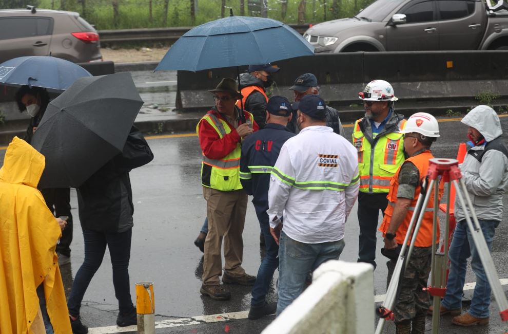 Covial repara tramo con grietas en carretera a El Salvador y esto explican las autoridades