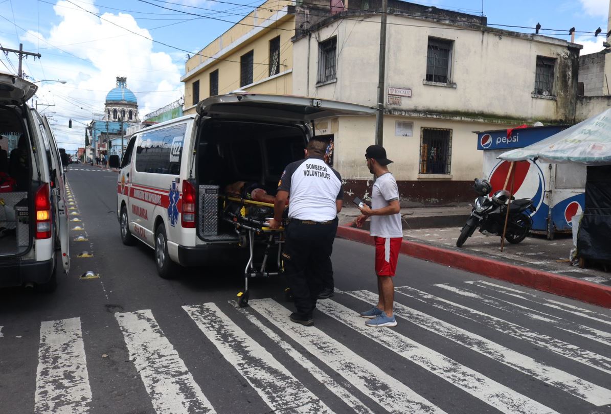 Tres hombres resultaron heridos de bala en un ataque que ocurrió en la zona 6 de Chinautla. (Foto Prensa Libre: Bomberos Voluntarios)