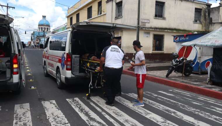 Tres hombres resultaron heridos de bala en un ataque que ocurrió en la zona 6 de Chinautla. (Foto Prensa Libre: Bomberos Voluntarios)