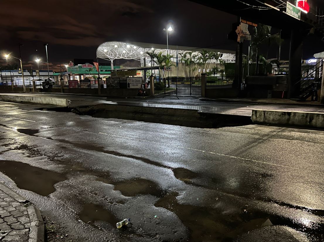 Hundimiento en la zona 6 de Villa Nueva que obligó al cierre de la entrada al municipio. (Foto Prensa Libre: Andrea Domínguez)
