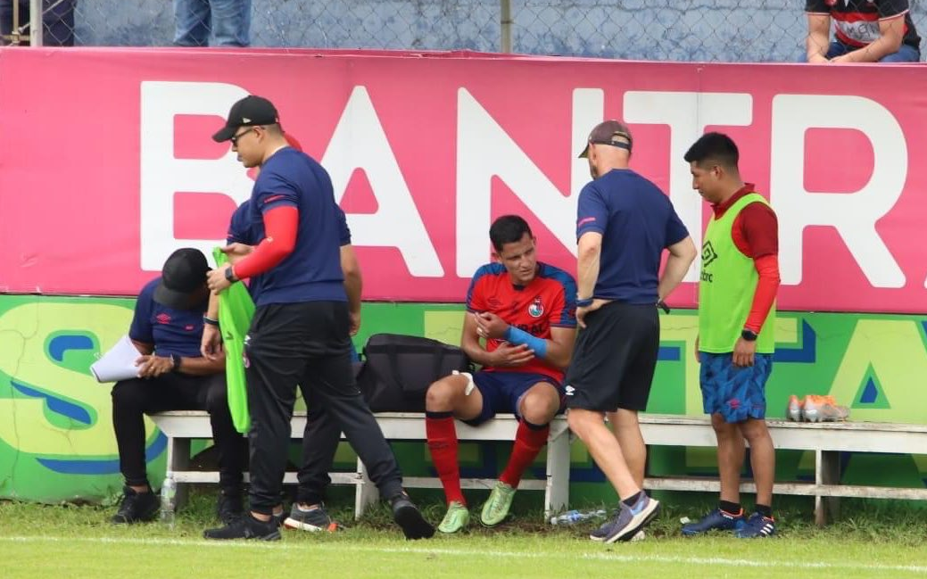 Esto informó Municipal sobre la lesión que José Carlos Martínez sufrió en la derrota de Municipal ante Santa Lucía