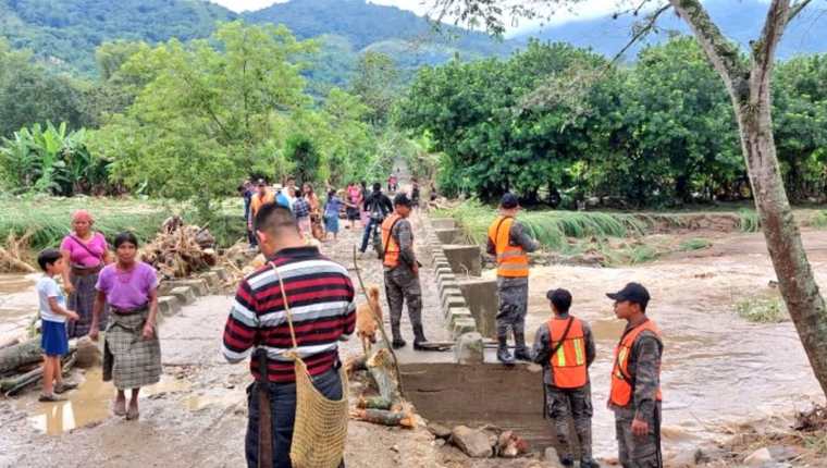 Comunidades enteras han quedado anegadas debido a deslaves por las últimas lluvias en el país, como en Rabinal, Baja Verapaz. (Foto: Ejército de Guatemala).