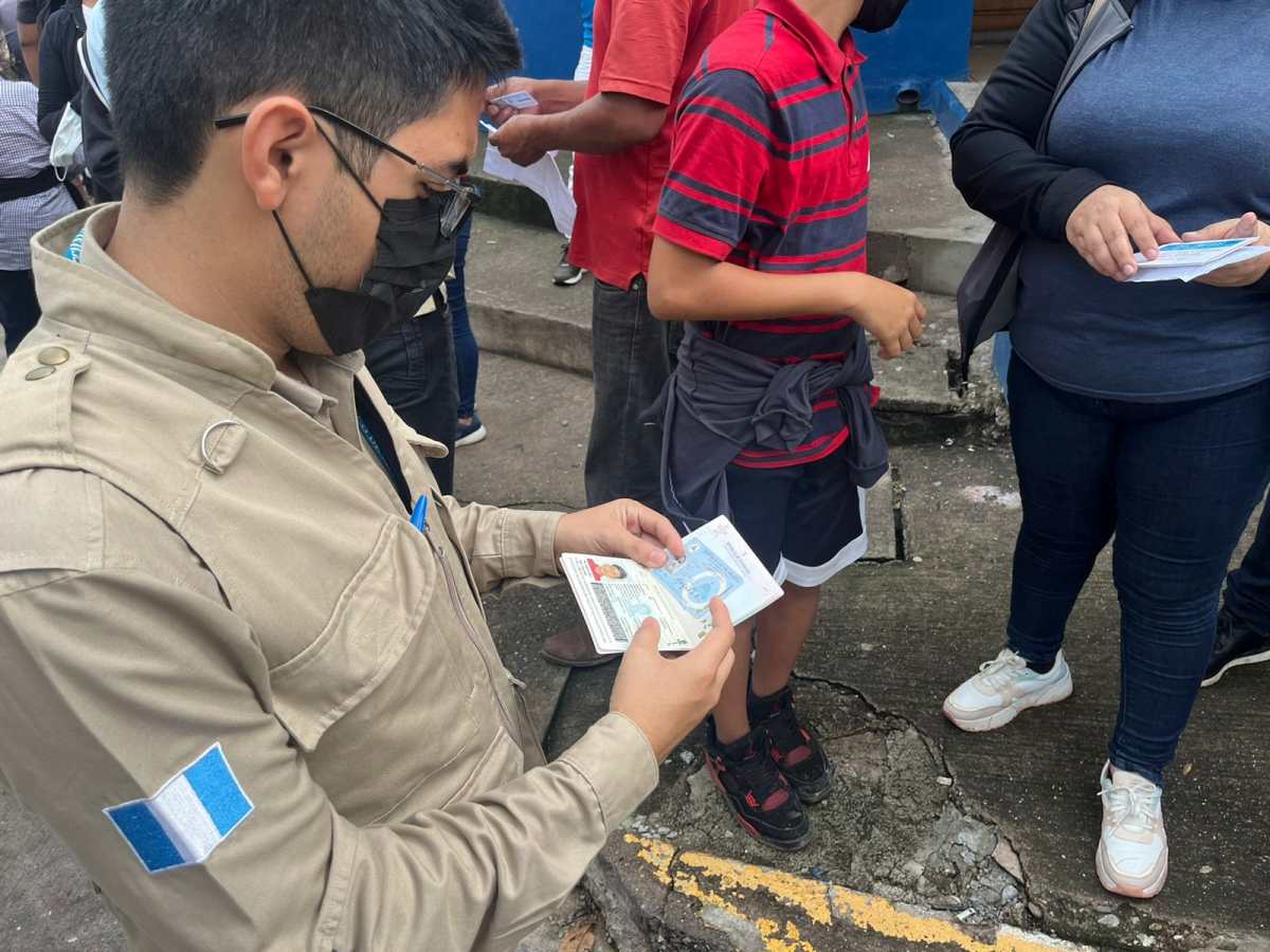 Descalzos y hasta con sangre en los pies: nueva caravana comienza a congregarse en Guatemala en busca del “sueño americano”