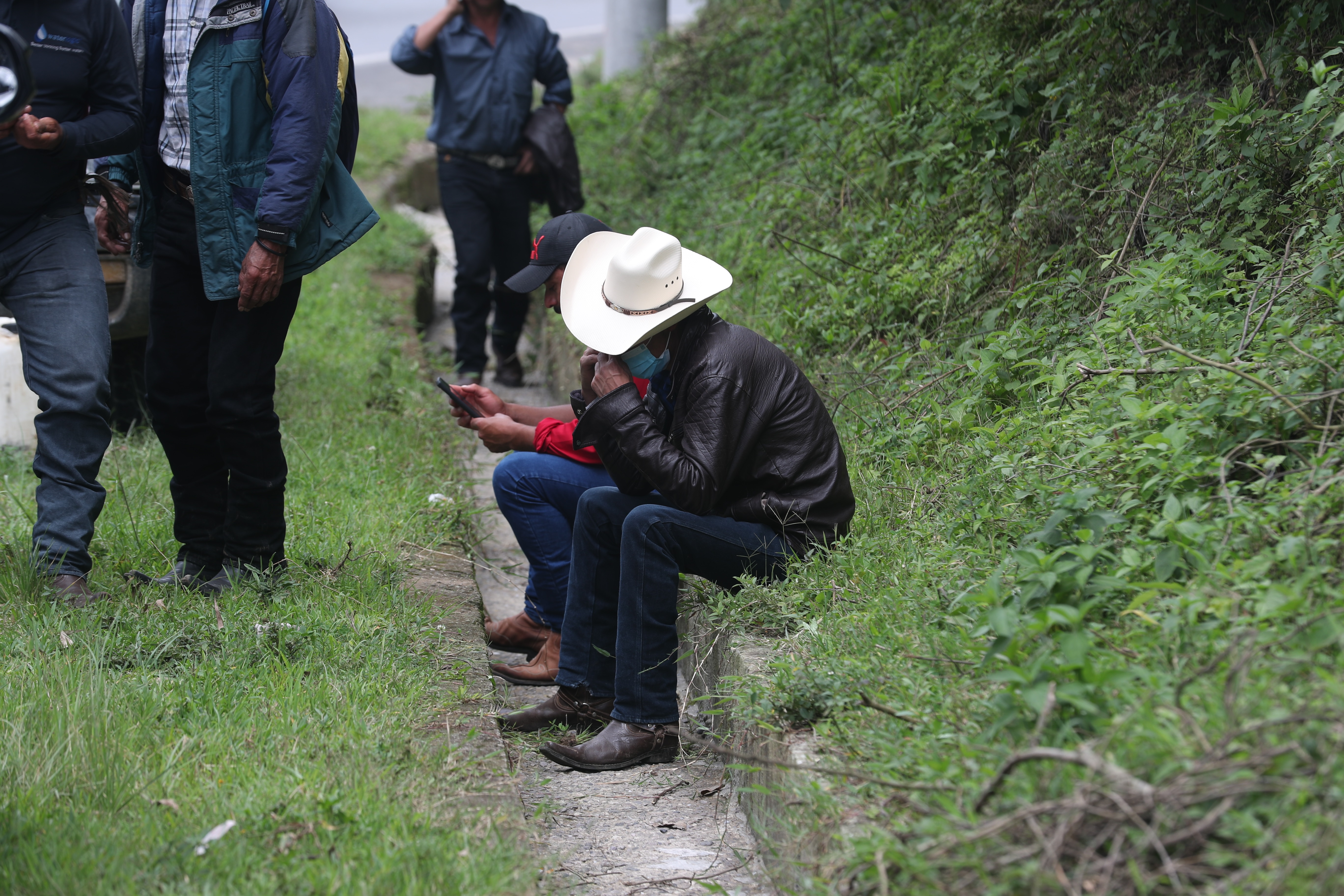 El padre de la víctima llora desconsolado en el lugar de la víctima. (Foto Prensa Libre: Roberto López)