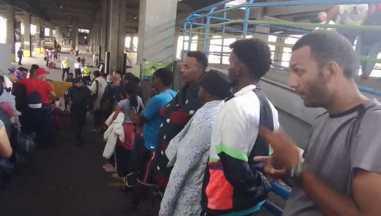 Migrantes de varios paÃ­ses que fueron interceptados en el Cenma de la capital, cuando intentaban subir a buses para llegar a la frontera con MÃ©xico, en su camino a Estados Unidos. (Foto Prensa Libre: Instituto Guatemalteco de MigraciÃ³n). 