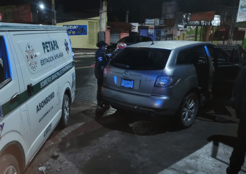 El cuerpo de la primera víctima fue encontrado dentro de un vehículo en San Miguel Petapa. (Foto Prensa Libre: Bomberos Municipales Departamentales) 