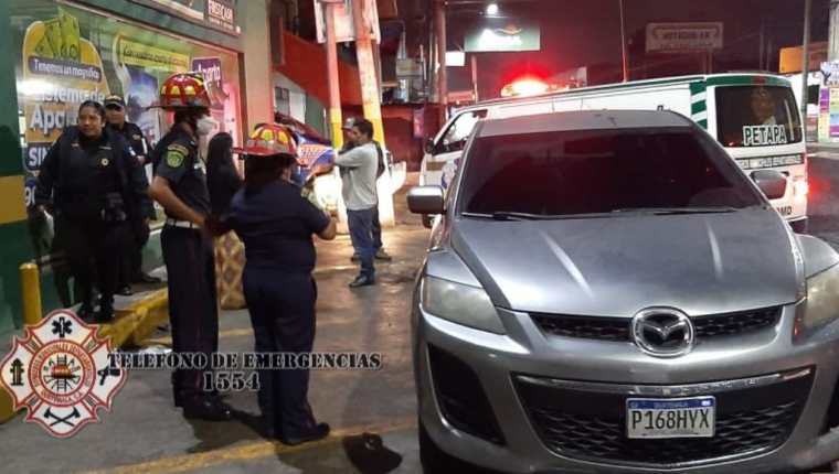 Socorristas observan el vehículo en donde fue localizado el cadáver de una mujer en San Miguel Petapa. (Foto Prensa Libre: Bomberos Municipales Departamentales)