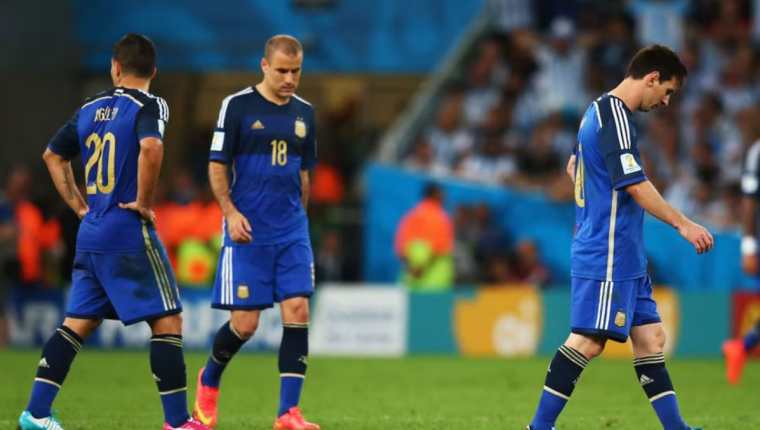 La final del Mundial de 2014 será recordada, en gran parte, por el mano a mano errado por Palacio frente a Neuer. (Foto Prensa Libre: Hemeroteca)
