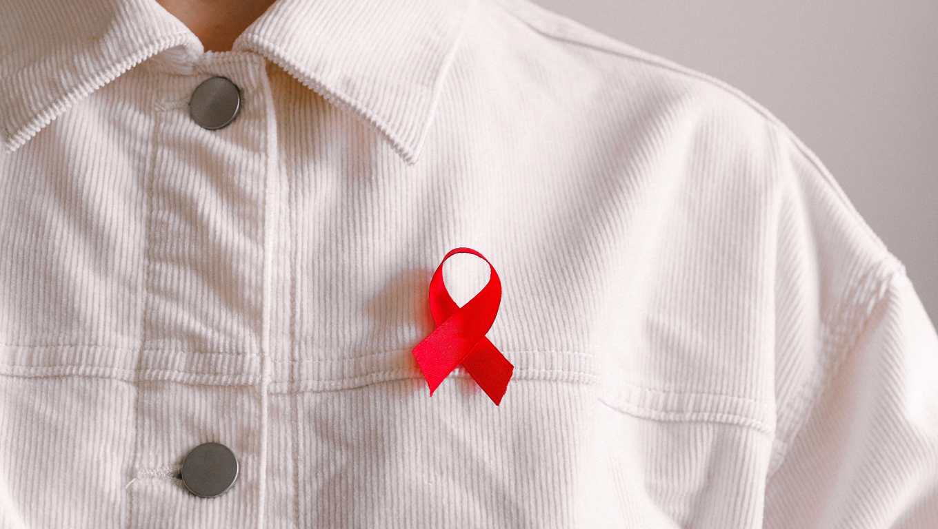 El  listón rojo es símbolo del conocimiento y el compromiso a favor del trabajo preventivo y solidario hacia las personas con VIH y sida. (Foto Guatevisión: Pexels)