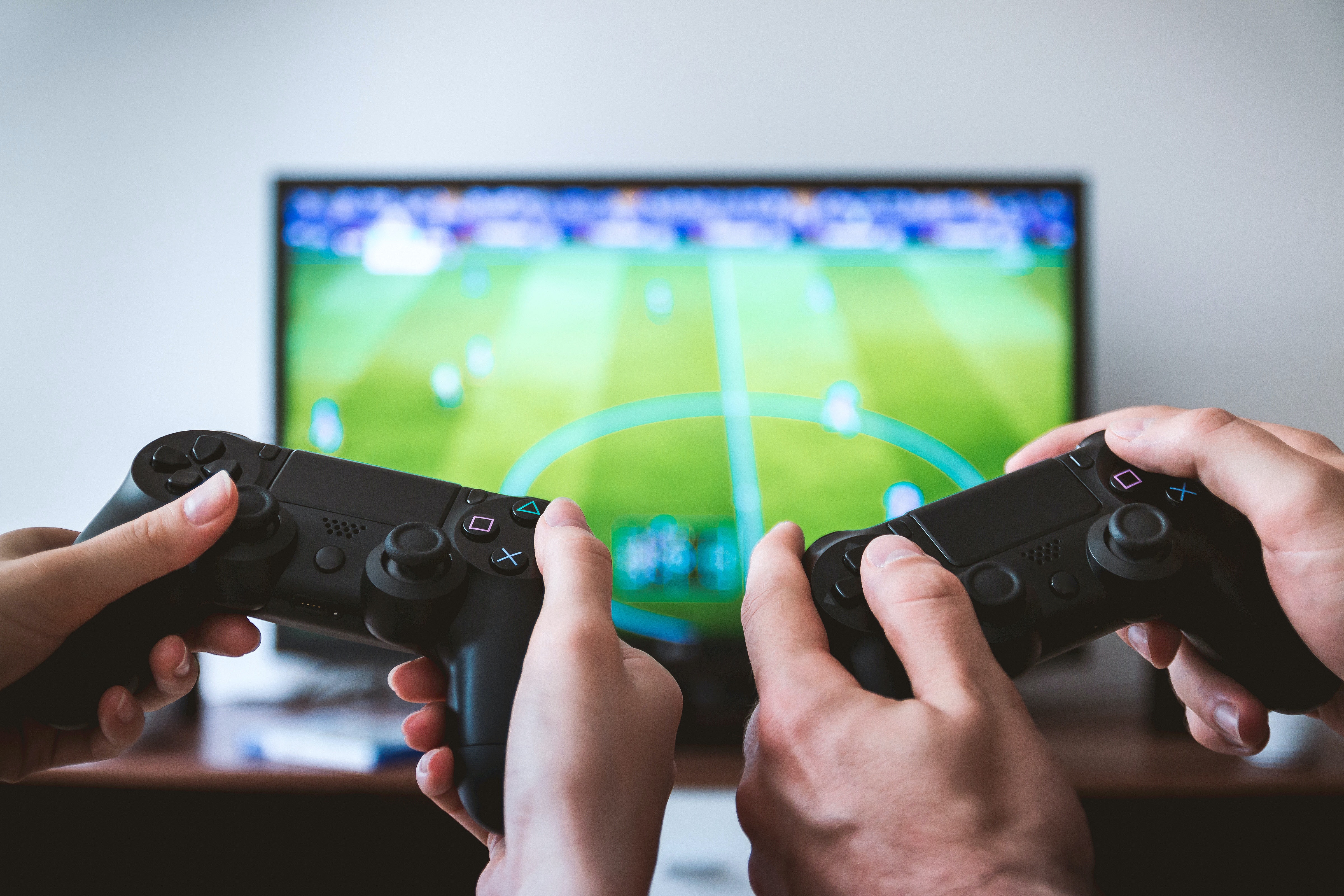 Los niños y jóvenes están teniendo espacios para los videojuegos desde diferentes plataformas.  Es importante estar alertas, generar confianza y comunicarse sobre sus gustos y preferencias.  (Foto Prensa Libre: Jeshootscom/Pexels)