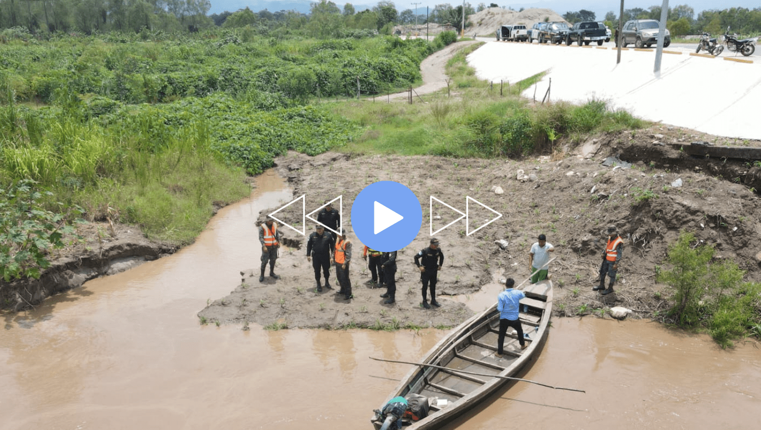Una familia que viajó de Zacapa a Izabal desapareció. Las autoridades buscan sus cuerpos en el río Motagua. (Foto Prensa Libre: PNC) 