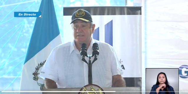 El presidente Alejandro Giammattei sufrió una caída durante la entrega de beneficios a pobladores en Chiquimula. (Foto: Gobierno de Guatemala)