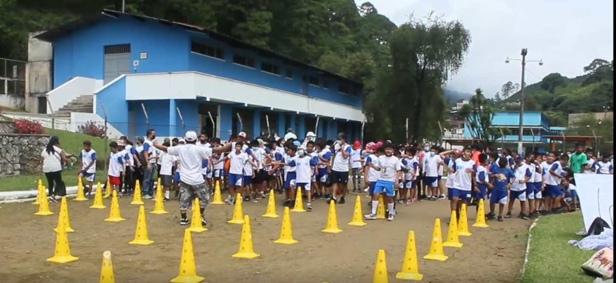 Escuelas efectúan masiva actividad en Cobán pese a la poca vacunación contra el coronavirus en niños