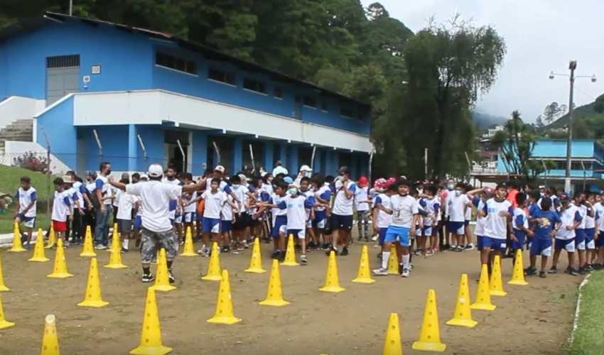 Escuelas efectúan masiva actividad en Cobán pese a la poca vacunación contra el coronavirus en niños