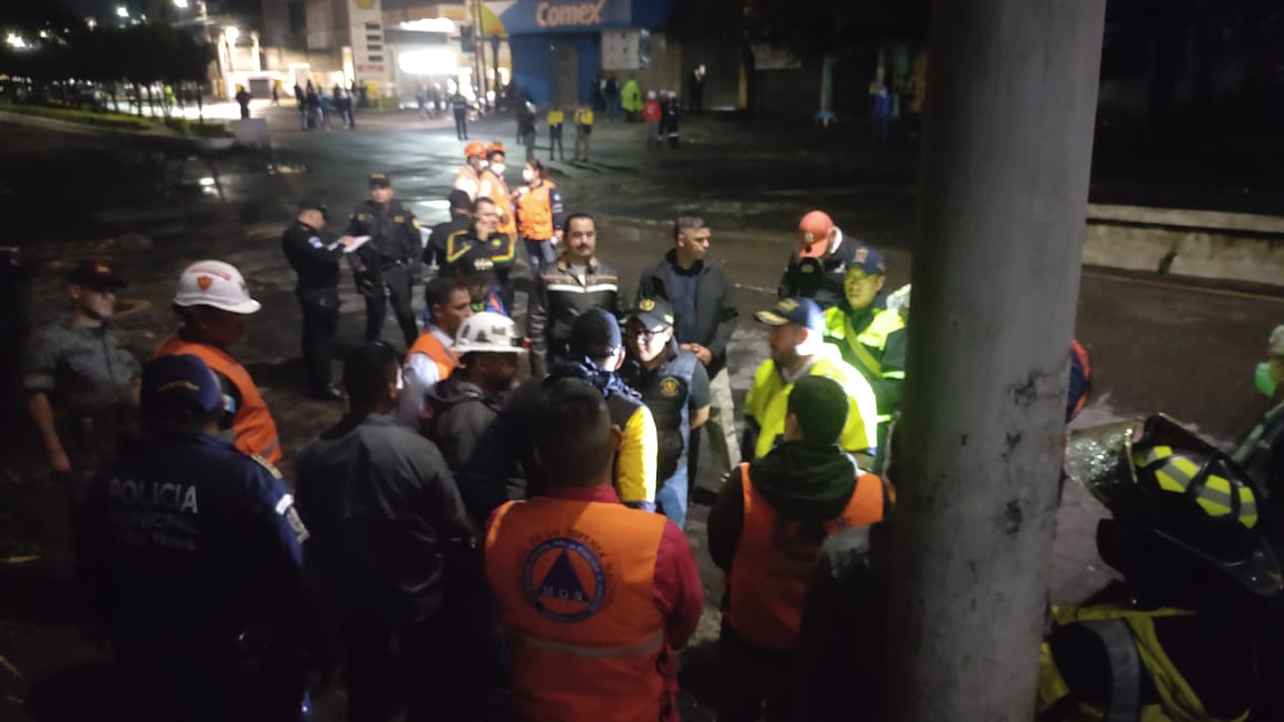 Las autoridades municipales y nacionales dialogan para determinar las acciones a tomar esta noche en el socavón en Villa Nueva, Guatemala. (Foto Prensa Libre: Andrea Domínguez).