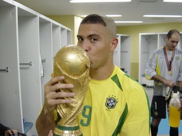 El "último" brasileño que besó la Copa del Mundo para su Selección: "El Fenómeno" Ronaldo. (Foto Prensa Libre: Twitter)