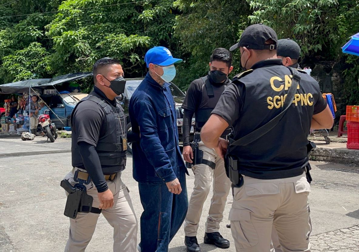 Agentes de la PNC detienen al supuesto pandillero salvadoreño, que recién había recuperado su libertad en Guatemala. (Foto Prensa Libre: PNC)