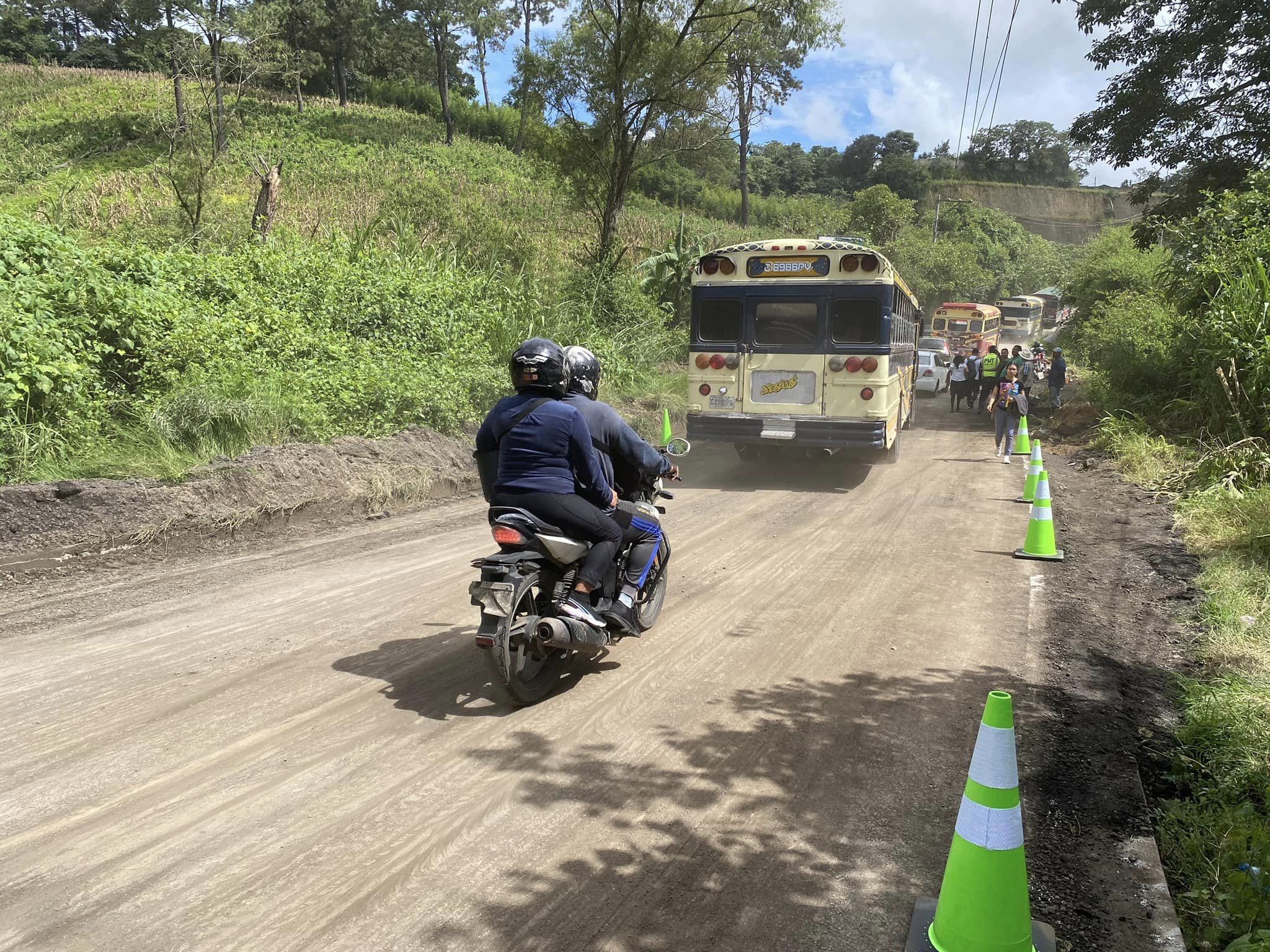 El paso de vehículos quedó habilitado en el kilómetro 14.5 de la carretera principal hacia San Pedro Ayampuc, Guatemala. (Foto Prensa Libre: Municipalidad de San Pedro Ayam´puc.