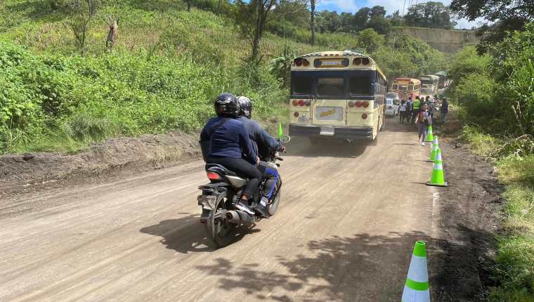 El paso de vehículos quedó habilitado en el kilómetro 14.5 de la carretera principal hacia San Pedro Ayampuc, Guatemala. (Foto Prensa Libre: Municipalidad de San Pedro Ayam´puc.