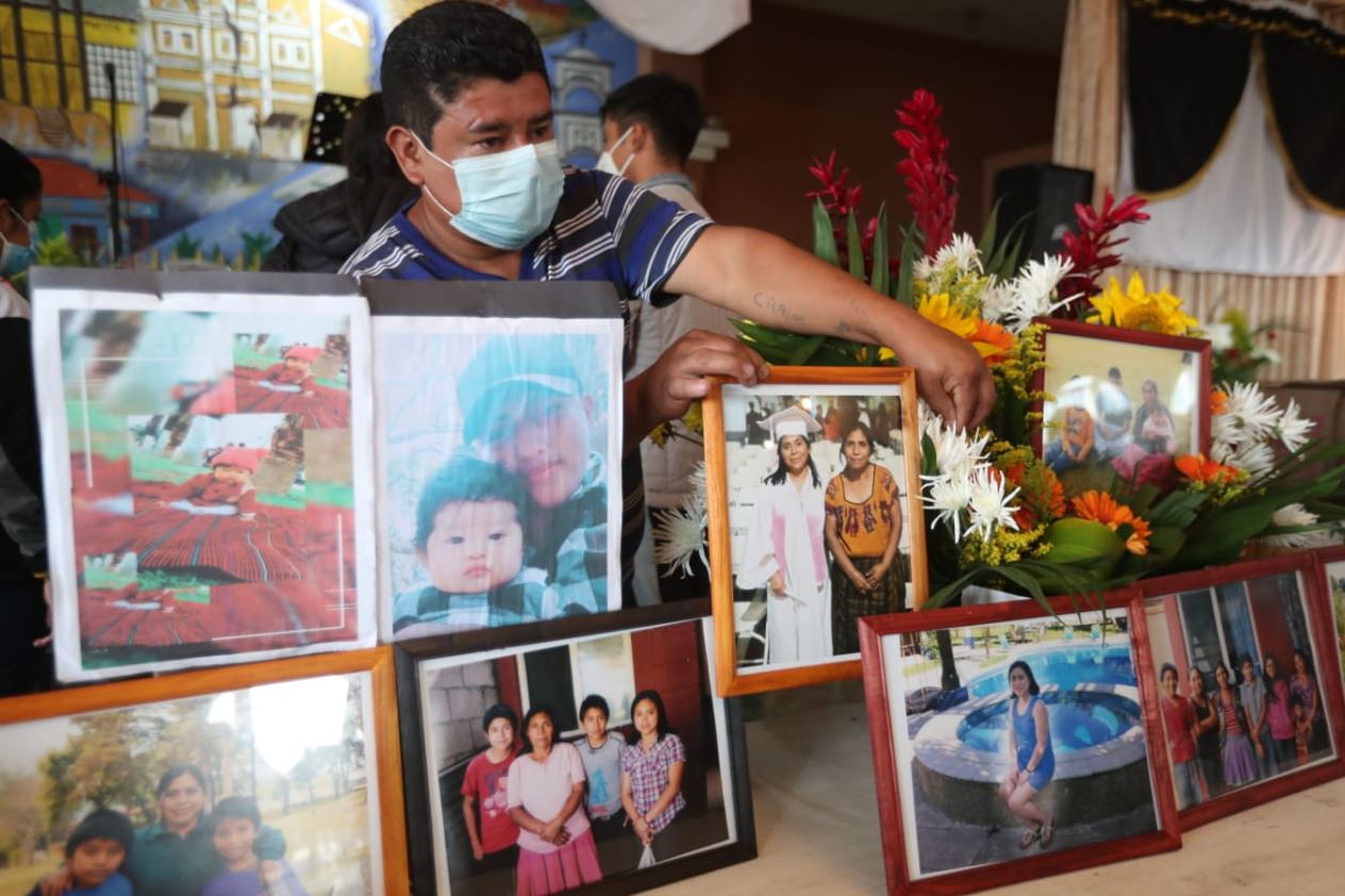 Las fotografías de las 12 víctimas del incendio en la casa de Magdalena Milpas Altas, fueron colocadas en el Salón Municipal en donde se lleva a cabo el velatorio. (Foto Prensa Libre: Érick Ávila)