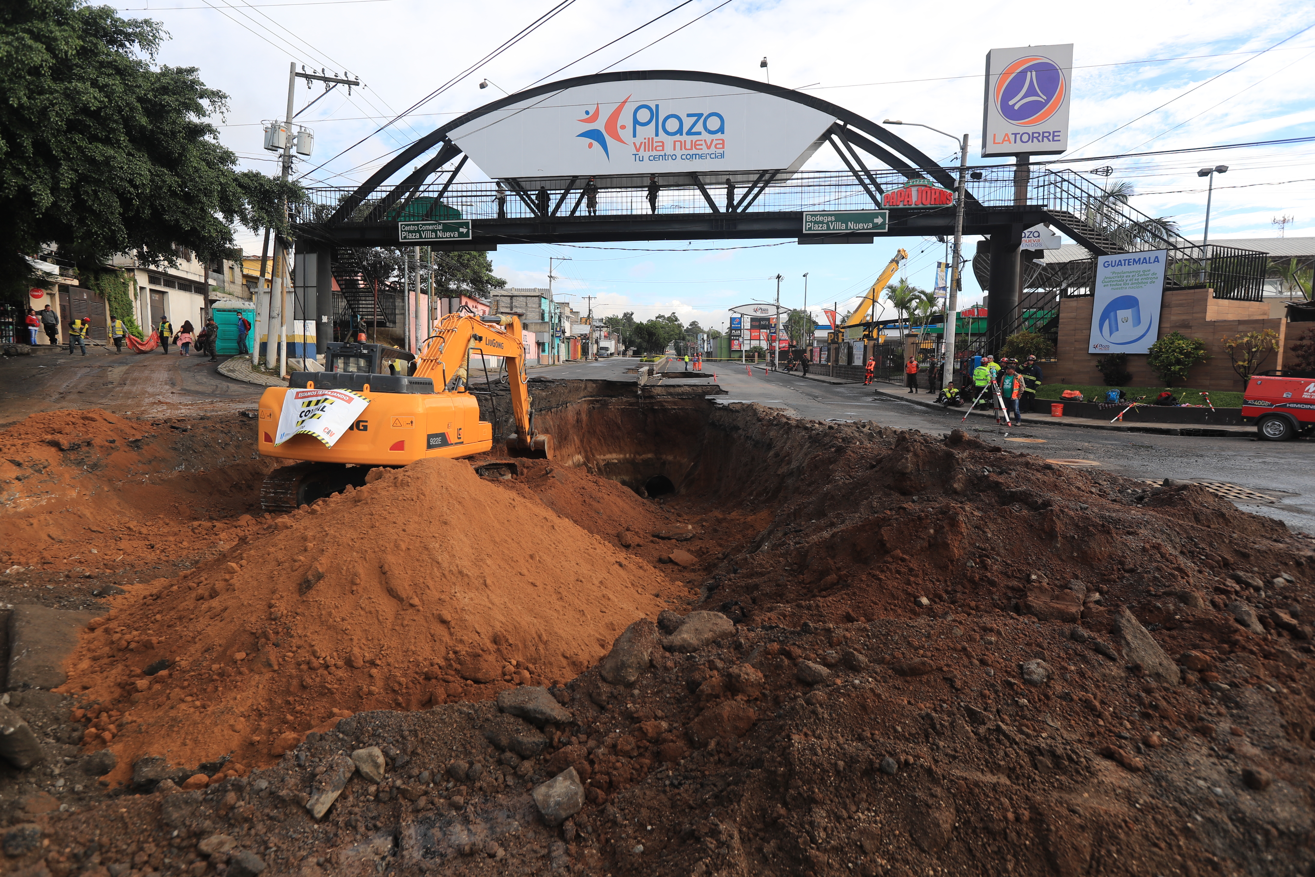 Autoridades trabajarán en una mesa técnica para esclarecer las causas por las que se colapsó el colector en la zona 6 de Villa Nueva. (Foto Prensa Libre: Hemeroteca PL)