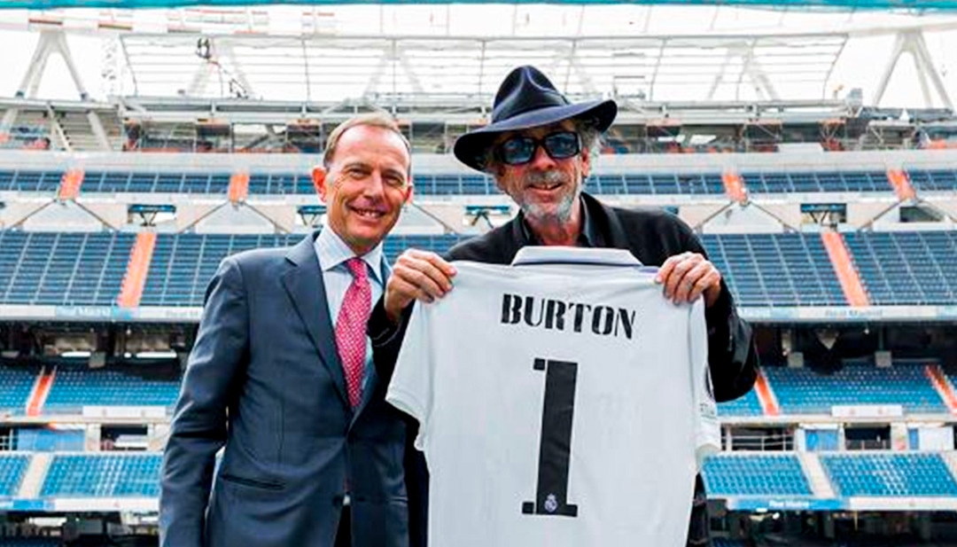 Tim Burton recibió la camisola del Madrid con el número 1 en su visita a la casa blanca. (Foto Prensa Libre: Real Madrid/Twitter)