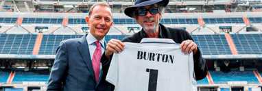 Tim Burton recibió la camisola del Madrid con el número 1 en su visita a la casa blanca. (Foto Prensa Libre: Real Madrid/Twitter)