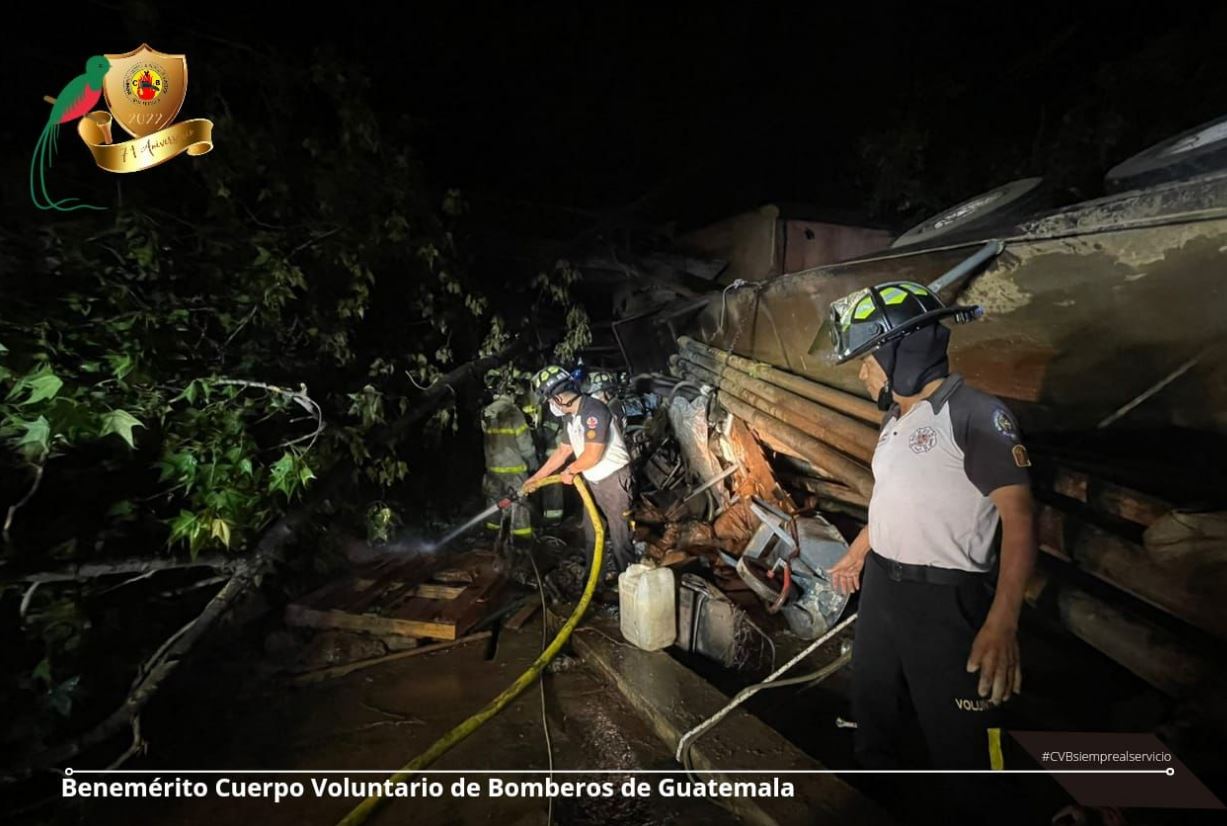Bomberos Voluntarios en el accidente de tráiler en el km 19.5 de la ruta Interamericana, Mixco, en donde murió el piloto de la unidad. (Foto Prensa Libre: Bomberos Voluntarios)