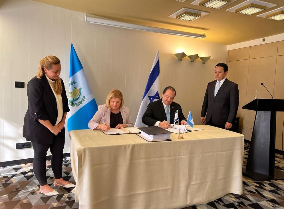 Firma del Tratado de Libre Comercio entre Guatemala e Israel. (Foto Prensa Libre. Minex)