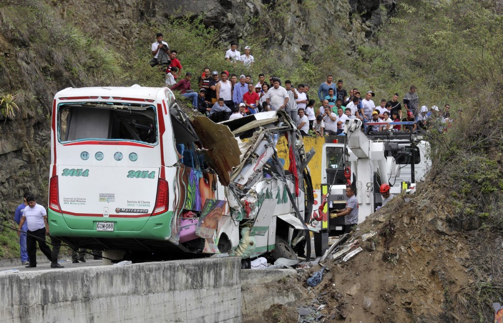 El fuerte accidente de tránsito dejó 20 personas muertas. (Foto Prensa Libre: AFP) 