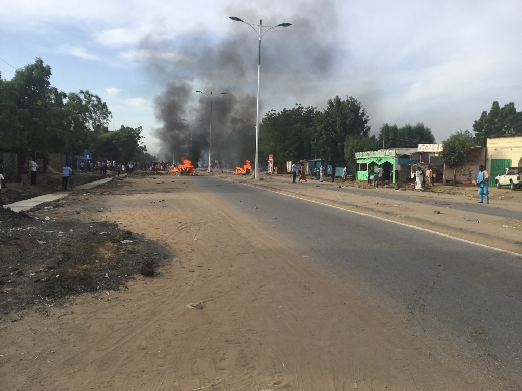 Chad vive violentos disturbios como protesta contra el gobierno. (Foto Prensa Libre: AFP) 