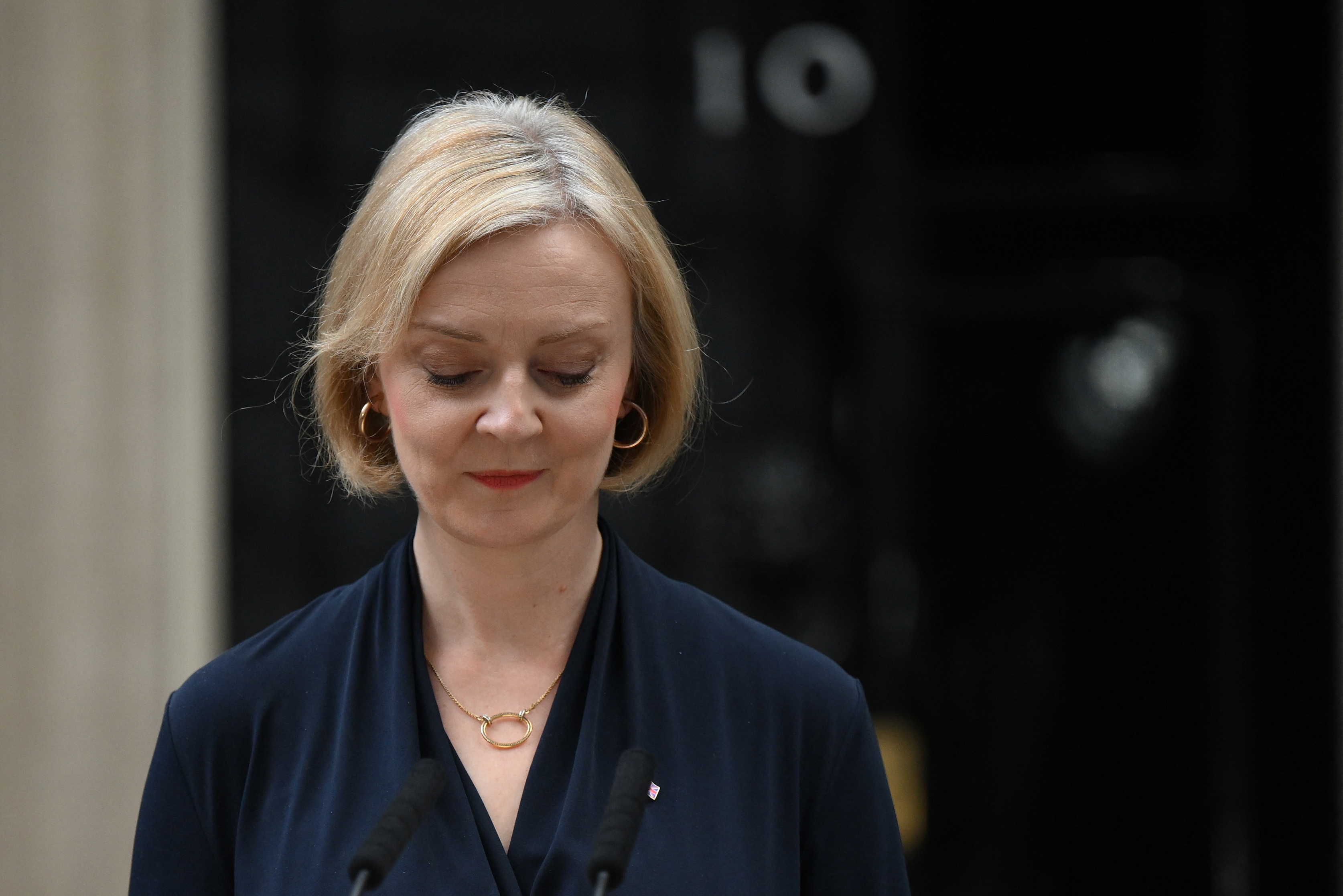 La primera ministra de Gran Bretaña, Liz Truss, reacciona mientras pronuncia un discurso frente al número 10 de Downing Street en el centro de Londres el 20 de octubre de 2022 para anunciar su renuncia.  (Foto Prensa Libre: AF)