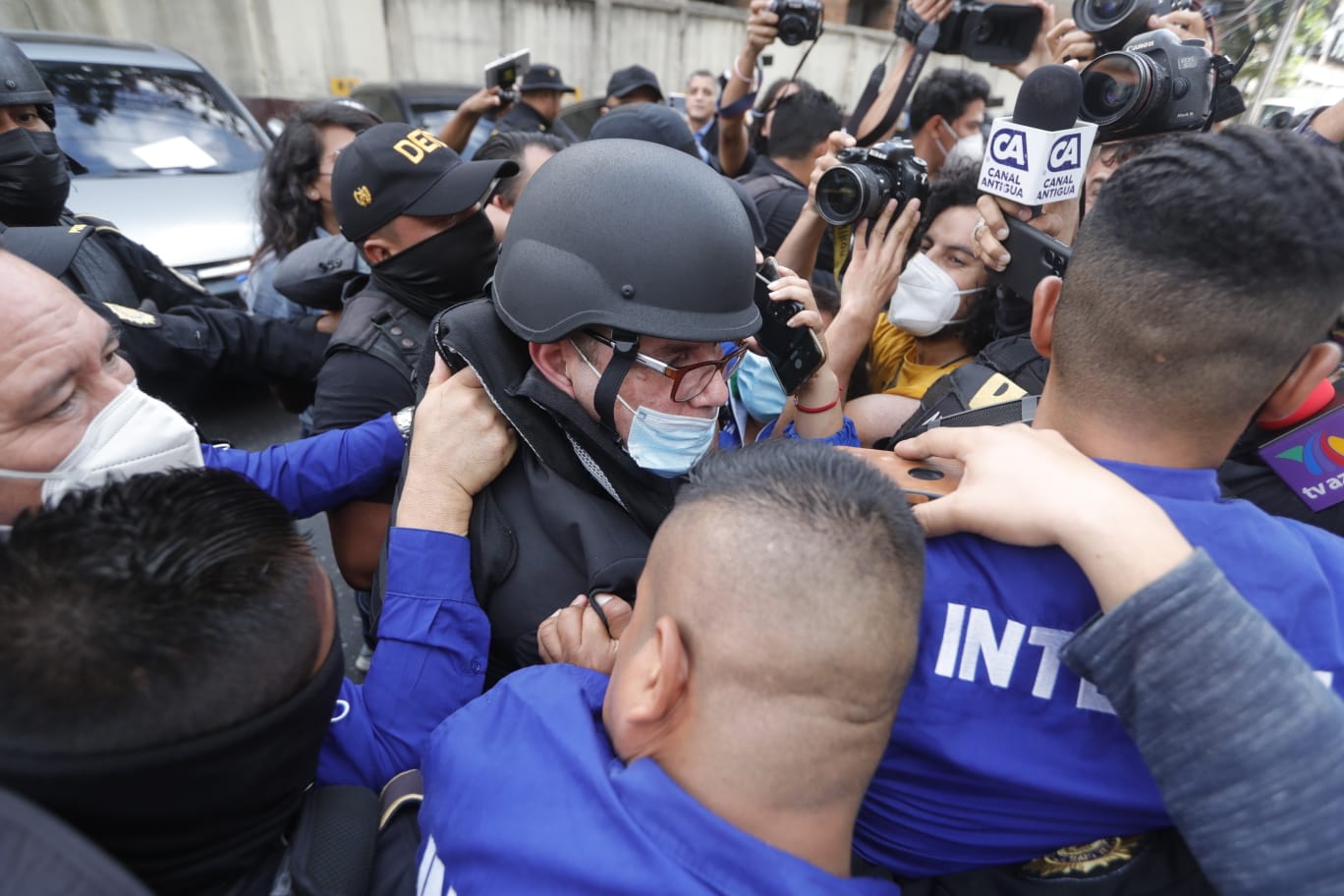 Manuel Baldizón es custodiado por agentes de la Interpol y fue trasladado a Torre de Tribunales mediante un fuerte dispositivo de seguridad, incluso utilizó un casco blindado. (Foto Prensa Libre: Esbin García)