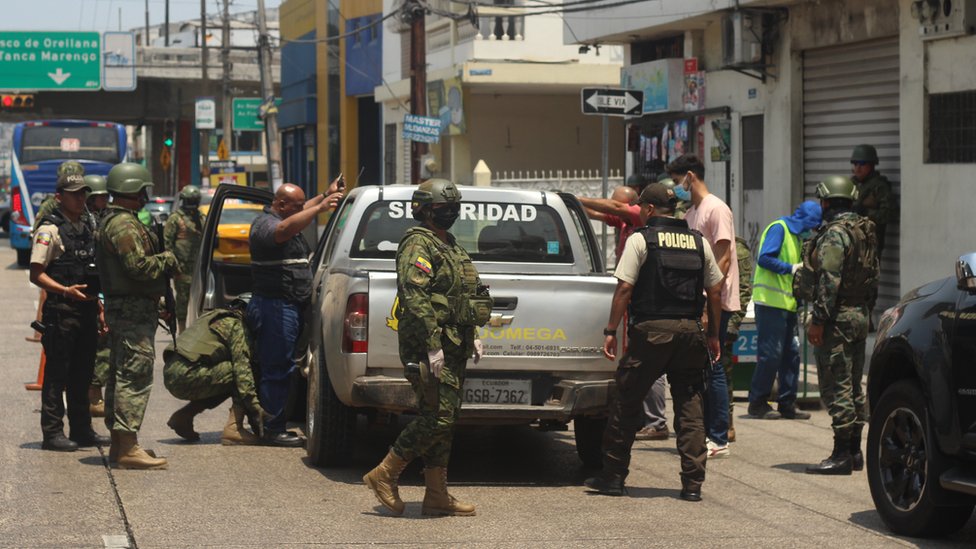 Policías y militares hacen redadas en las calles bajo el estado de excepción. Donald Díaz / BBC