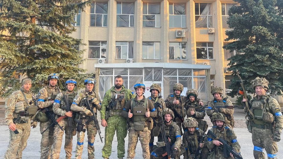 Militares ucranianos frente a un edificio gubernamental en Lyman. (REUTERS)